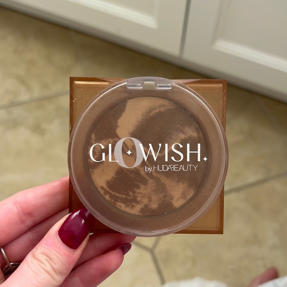 Huda Beauty glow bronzer